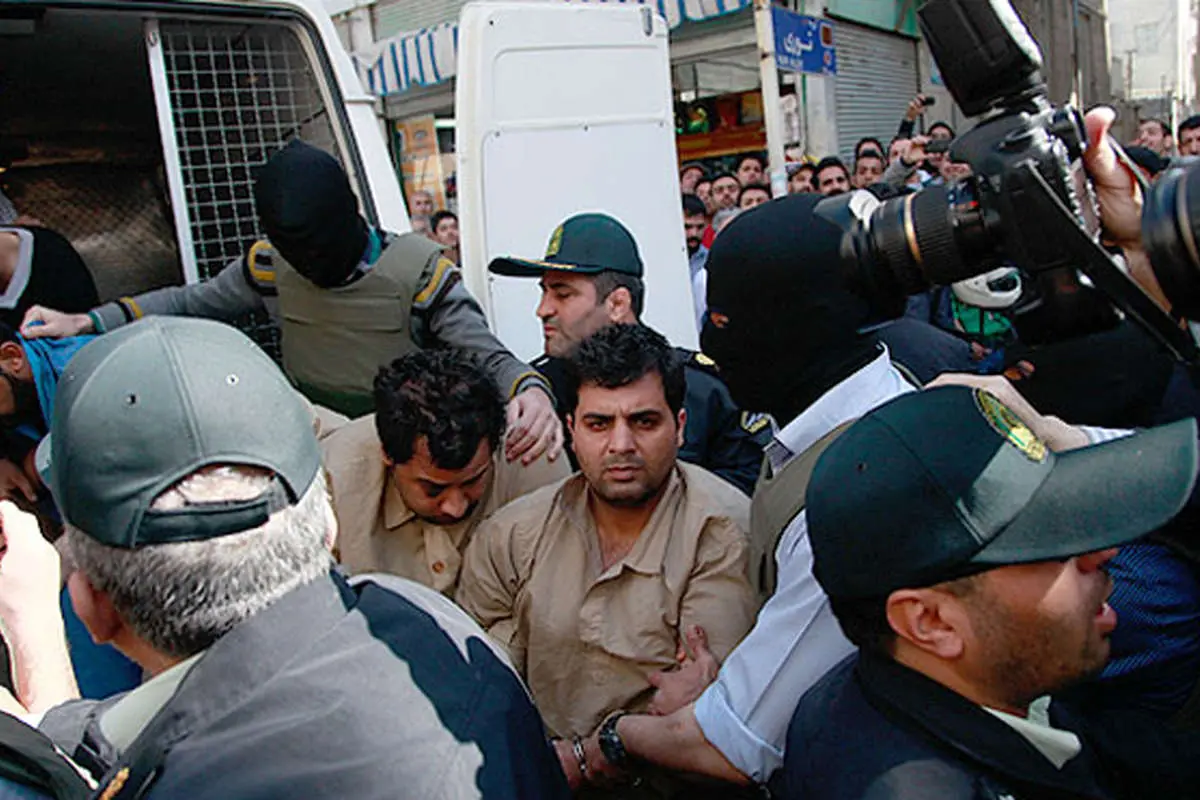 (تصاویر) بازسازی سرقت از طلافروشی شادآباد