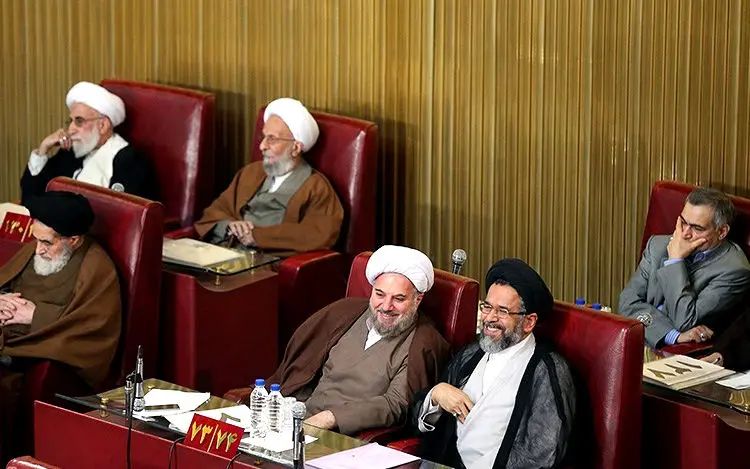 چهره‌های مشهور در مراسم نیکوکاری، تقدیر از عوامل فیلم، جاذبه گردشگری، حاشیه‌های اسکار، شکار حیات‌وحش و...