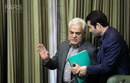 (تصاویر) طلایی با اعتراض جلسه شورا را ترک‌کرد