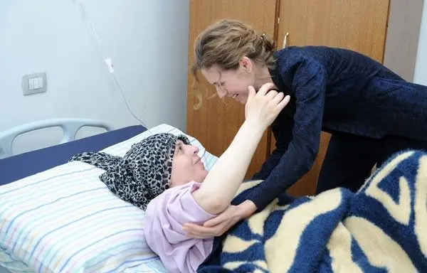 (تصاوير) عيادت همسر بشار اسد از بیماران