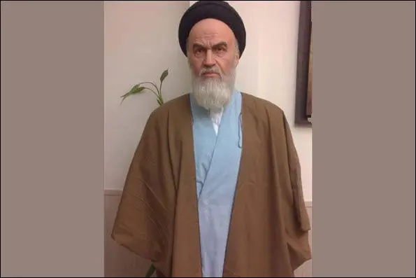 (تصوير) مجسمه امام‌خمینی به برج ميلاد رفت