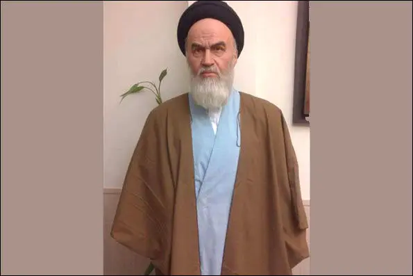 (تصوير) مجسمه امام‌خمینی به برج ميلاد رفت