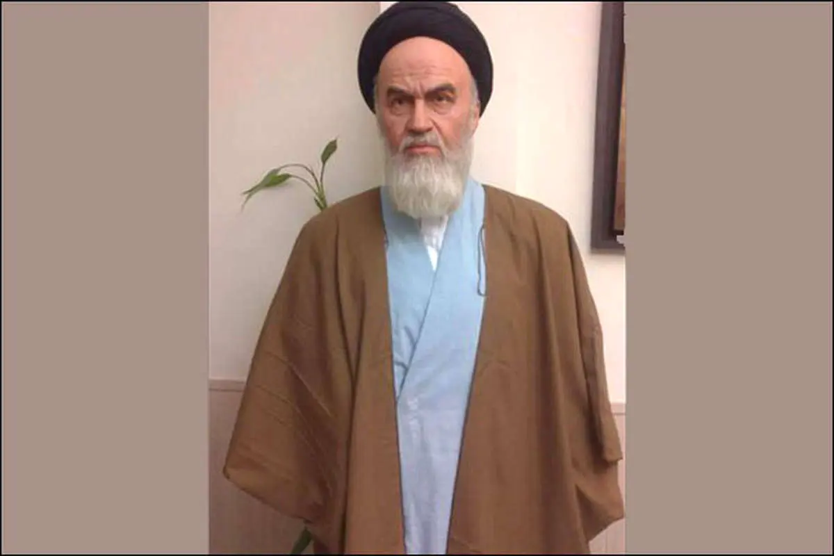 (تصوير) مجسمه امامخمینی به برج ميلاد رفت