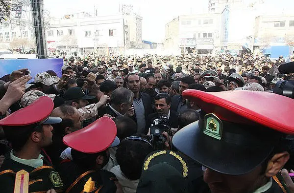 (تصاویر) احمدی‌نژاد در تشییع پدر شهید کاوه