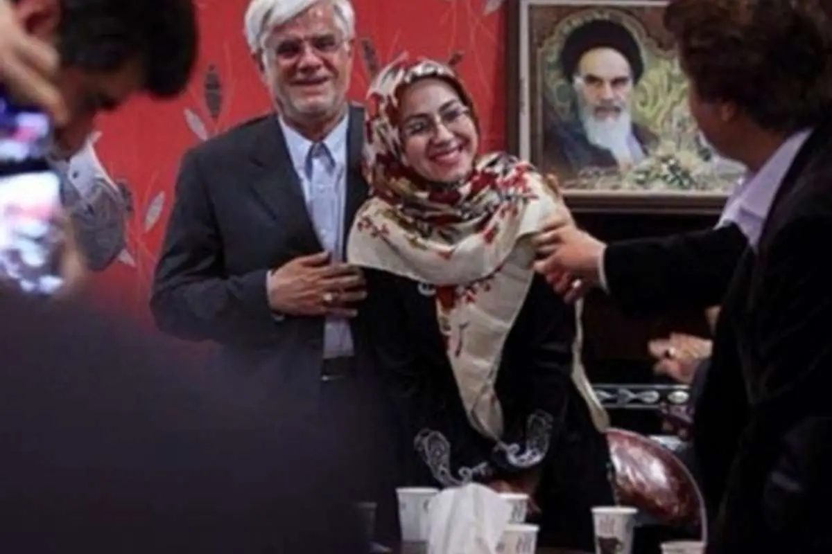 دکتر عارف کنار عروس کوچک خانواده