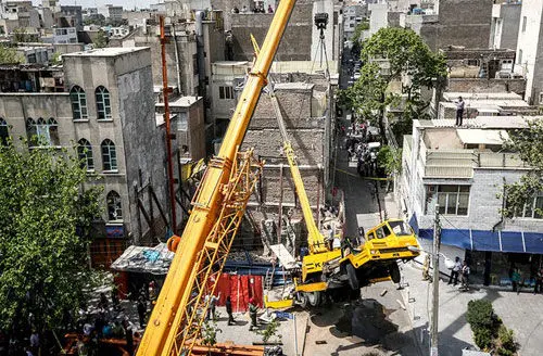 (تصاوير) سقوط جرثقیل 25 تنی روی ساختمان