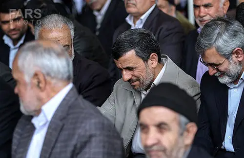 (تصاویر) احمدی‌نژاد و الهام در جمع نمازگزاران