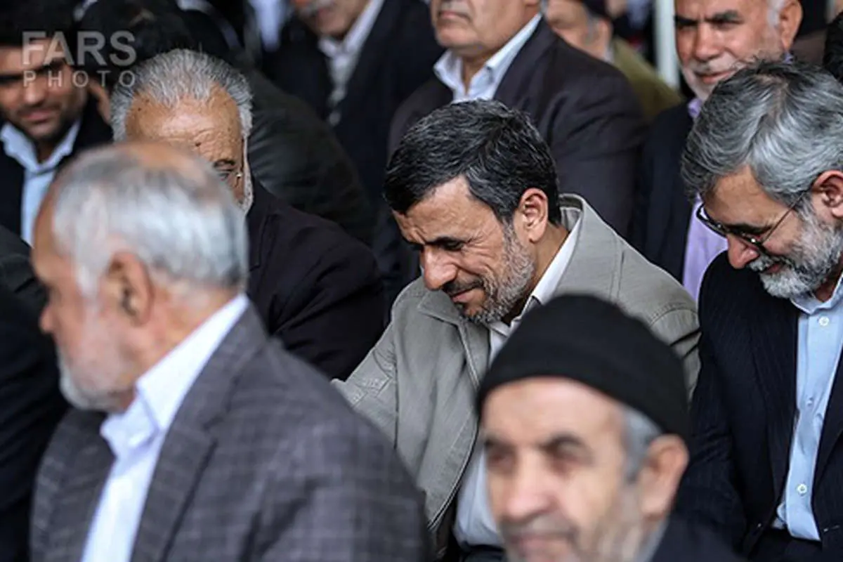 (تصاویر) احمدی‌نژاد و الهام در جمع نمازگزاران