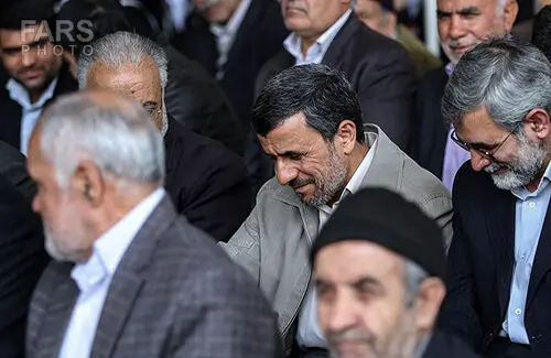 (تصاویر) احمدی‌نژاد و الهام در جمع نمازگزاران