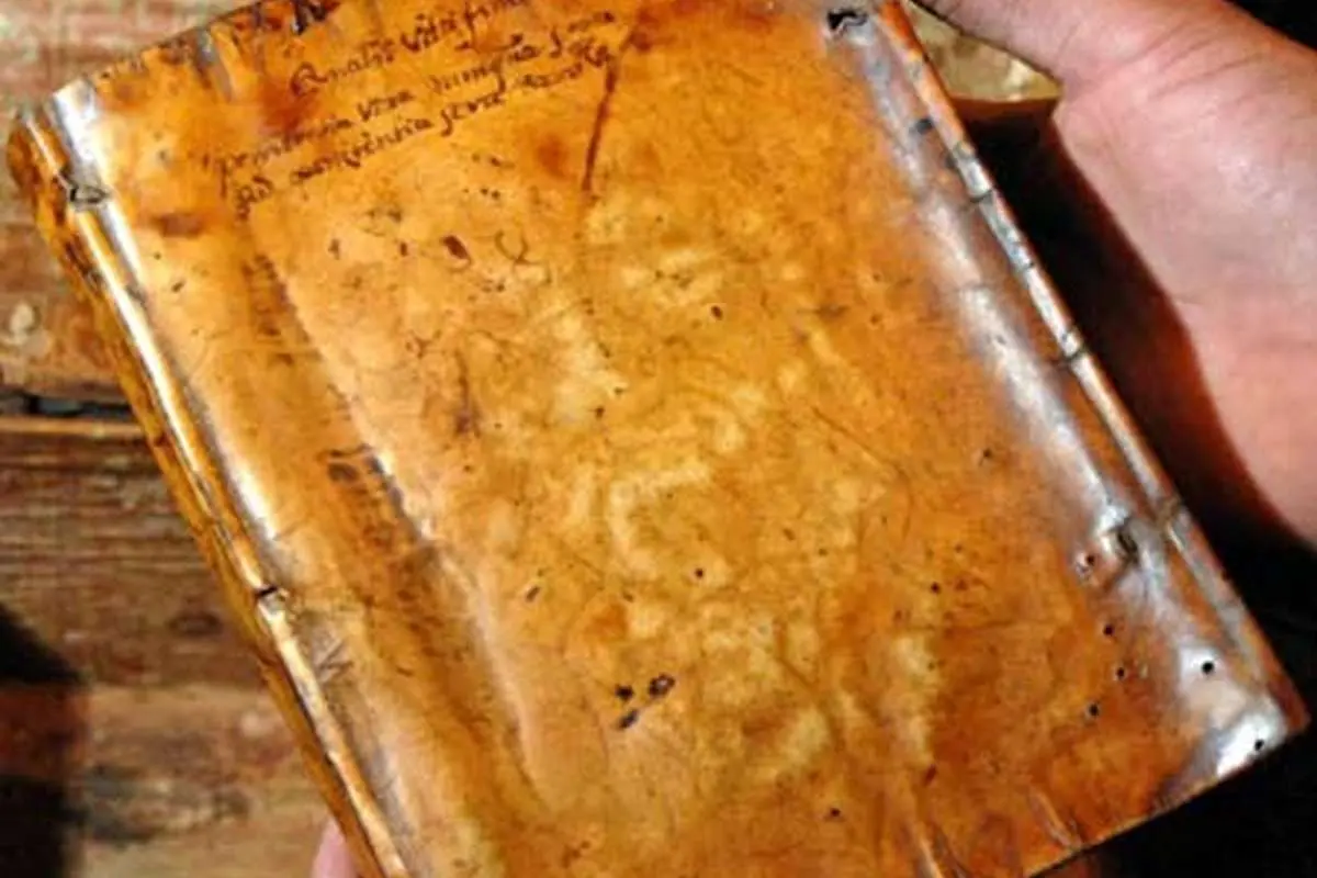 (تصاویر) صحافی کتاب با پوست انسان!