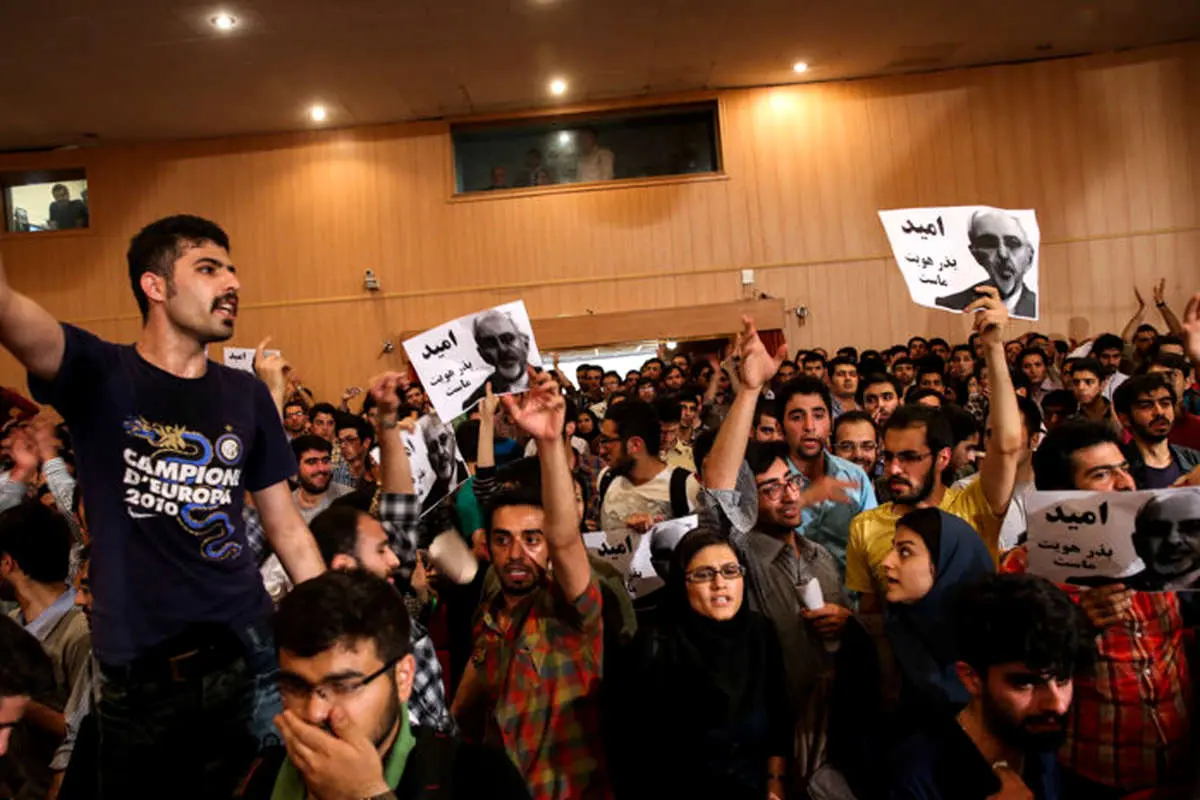 درگیری در دانشگاه امیرکبیر، درخواست اعدام سران فتنه، عکسهای یادگاری، طراوت زیبای بهاری، لحظات فوتبالی و...