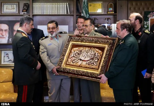 (تصوير) هدیه وزیر دفاع آذربایجان به فیروزآبادی