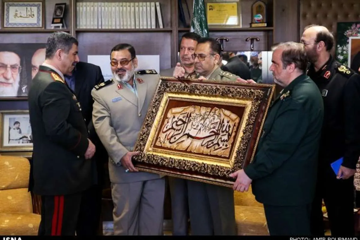 (تصوير) هدیه وزیر دفاع آذربایجان به فیروزآبادی