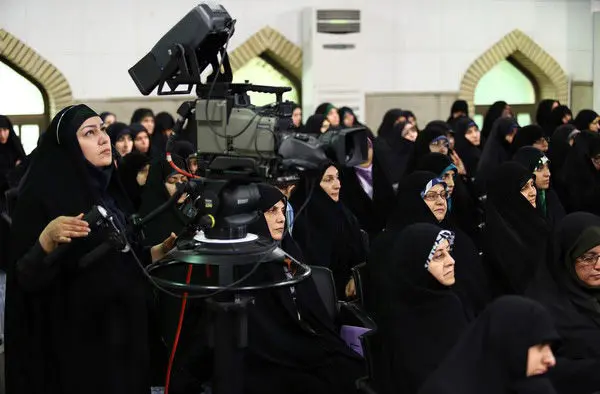 (تصاویر) دیدار جمعی از بانوان با رهبرانقلاب