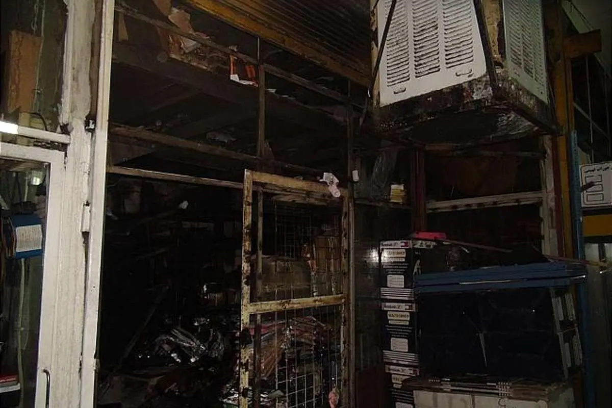 (تصاویر) آتش‌سوزی در فروشگاه پوشاک