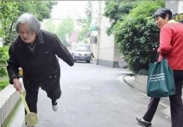 (تصاویر) کشتن مگس برای آسایش دیگران!