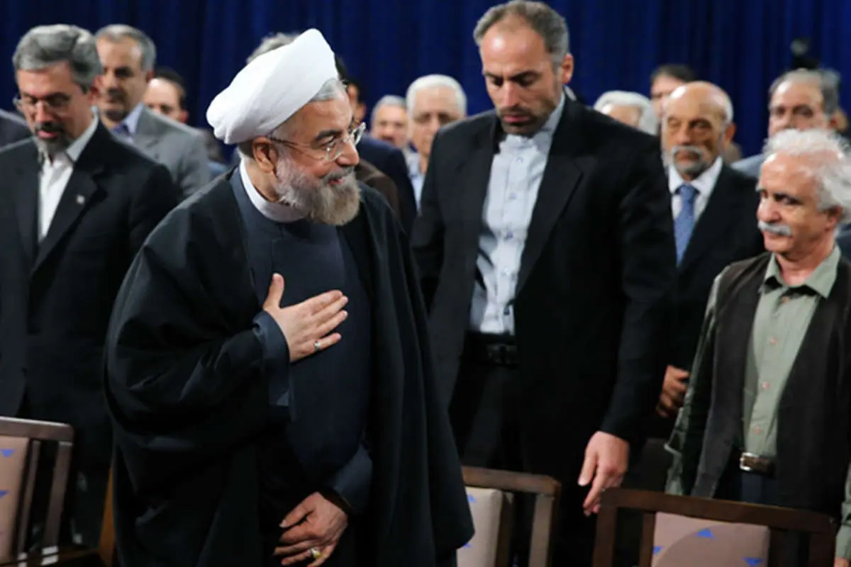(تصاویر) تجلیل روحانی از هنرمندان و اساتید