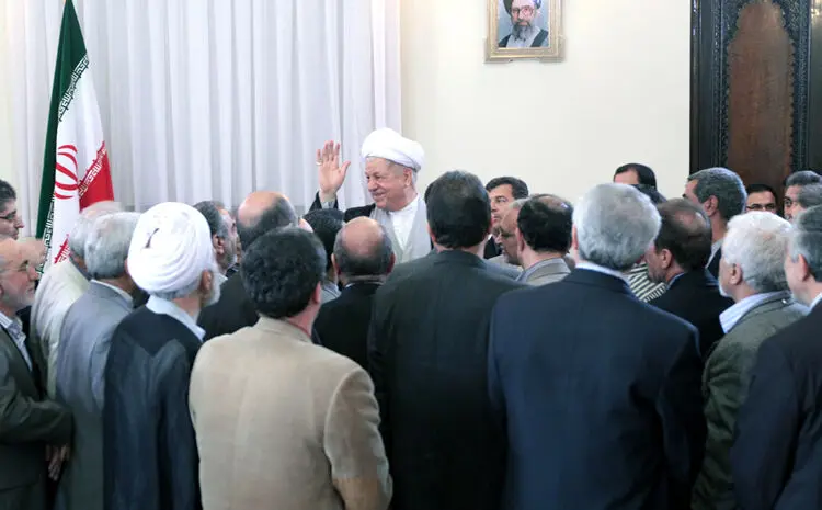 دیدار با هاشمی، تجلیل از هنرمندان و نخبه‌ها، خنده خاتمی در نمایشگاه، آتش‌سوزی چند...