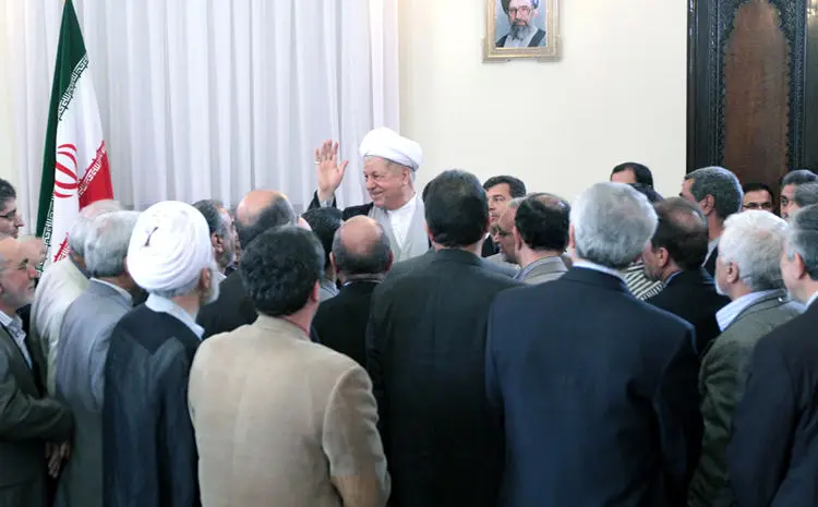 دیدار با هاشمی، تجلیل از هنرمندان و نخبه‌ها، خنده خاتمی در نمایشگاه، آتش‌سوزی چند...