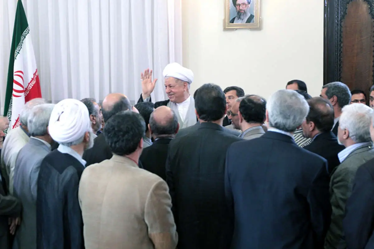 دیدار با هاشمی، تجلیل از هنرمندان و نخبهها، خنده خاتمی در نمایشگاه، آتشسوزی چند...