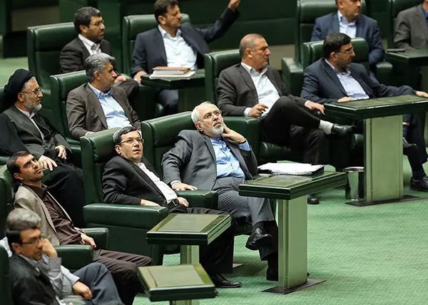 (تصاویر) حواشی حضور ظریف در مجلس