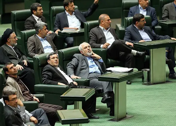 (تصاویر) حواشی حضور ظریف در مجلس