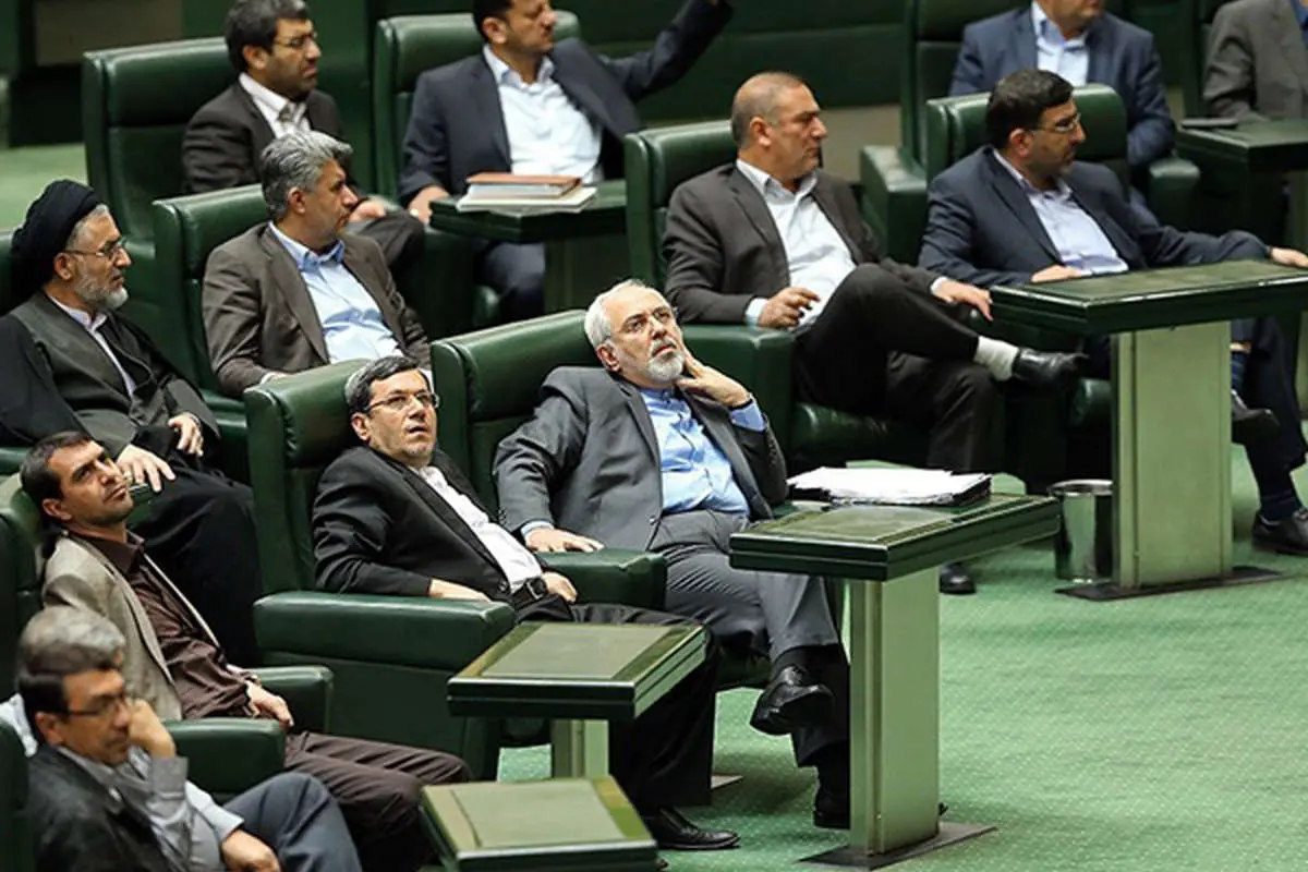 (تصاویر) حواشی حضور ظریف در مجلس