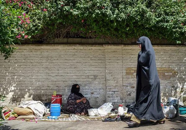 (تصاویر) زندگی زن خیابان‌نشین در اهواز