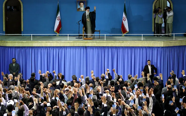 دیدار با مقام معظم رهبری، حادثه مرگبار، آتش‌سوزی مهیب، خنده در جلسه، زندگی کنار خیابان،...
