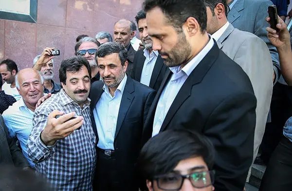(تصاویر) عکس سلفی با احمدی‌نژاد