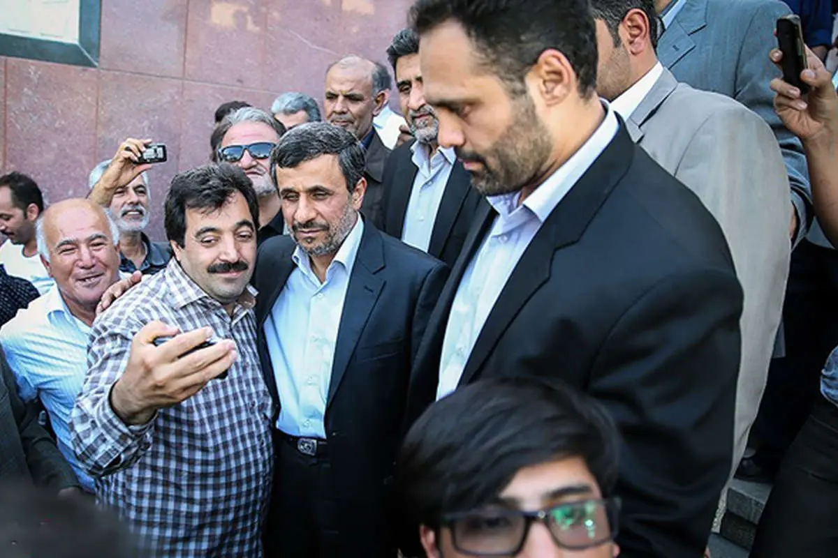 (تصاویر) عکس سلفی با احمدینژاد