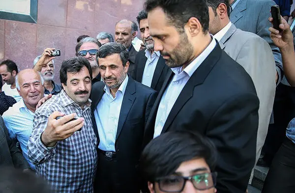 (تصاویر) عکس سلفی با احمدی‌نژاد