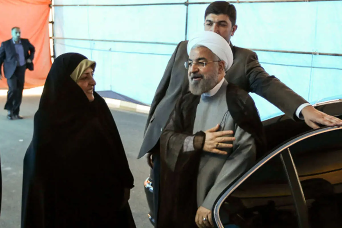 (تصاویر) رهاسازی عقاب در حضور روحانی