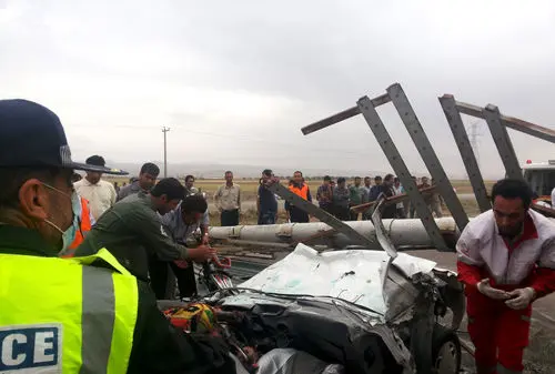 (تصاویر) مرگ دلخراش راننده پراید زیر تابلو تبلیغات