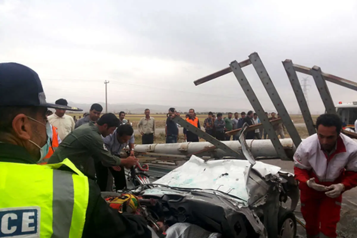 (تصاویر) مرگ دلخراش راننده پراید زیر تابلو تبلیغات