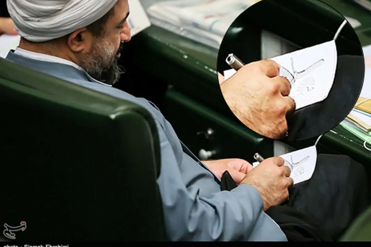 (تصویر) نقاشی کردن رسایی در صحن علنی!