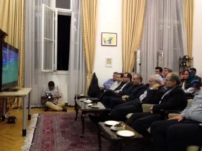 (تصویر) تیم مذاکره‌کننده در حال تماشای بازی ایران