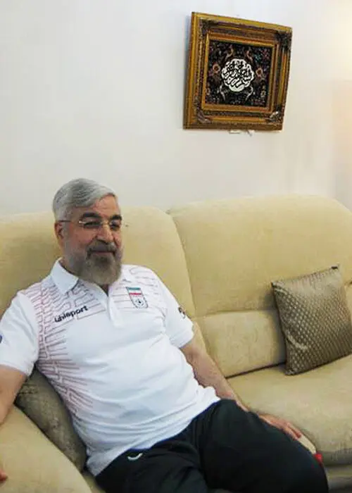 (تصاویر) روحانی بازی ایران و نیجریه را تماشا کرد