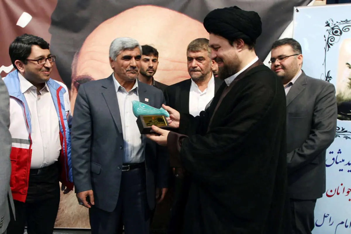 (تصاویر) «کبوترصلح» در دستان یادگار امام