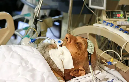 (تصاویر) عیادت رهبر انقلاب از آیت‌الله مهدوی‌کنی