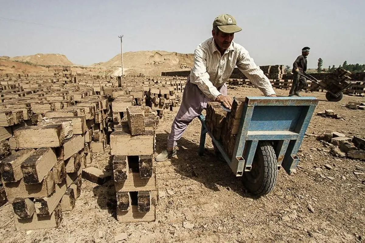 (تصاویر) کارگران آجرپز خانه