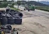 ببینید؛ خروج یک چرخ کامیون در حال حرکت