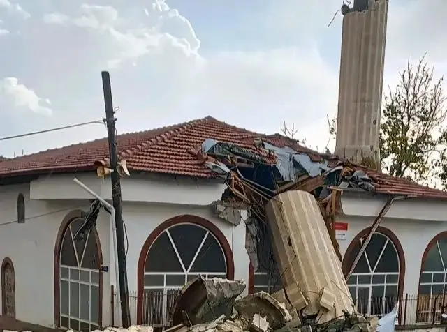 ببینید؛ فروریختن مناره مسجد در پی طوفان و بارش شدید در آنکارا