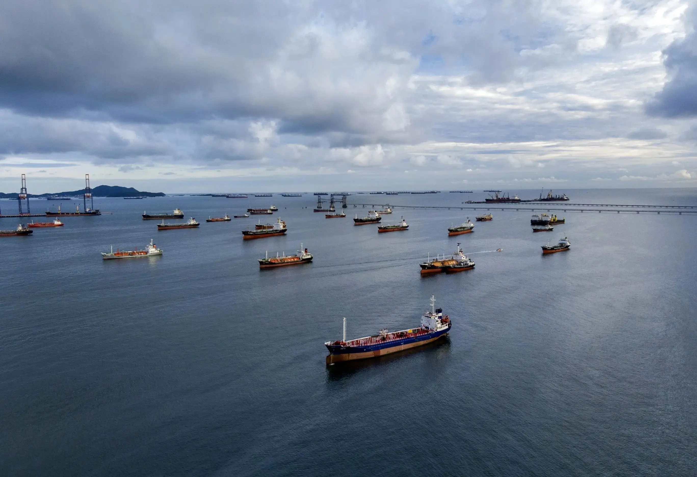 عبور دو کشتی مربوط به ایران از تنگه هرمز