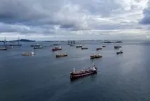 الجزیره: ۲۰۰۰۰ ملوان و ۲۰۰۰ کشتی در بن‌بست هرمز مانده‌اند
