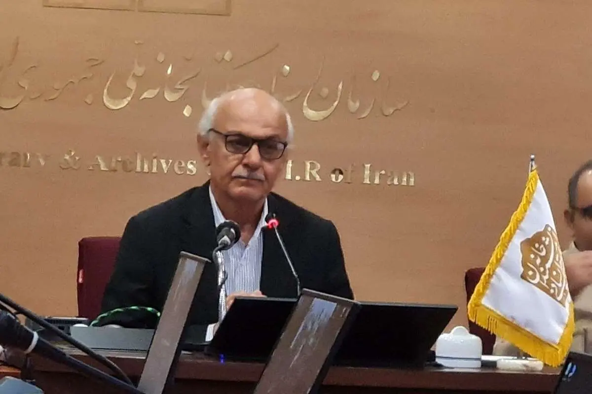 هاشم آقاجری: 120 سال پس از مشروطه همچنان در تعلیق بین رعیت‌بودگی و شهروندی هستیم