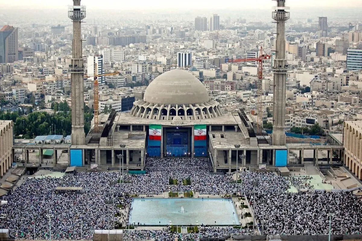 ویدئویی از آماده‌سازی مصلی تهران برای مراسم تشییع رهبر انقلاب