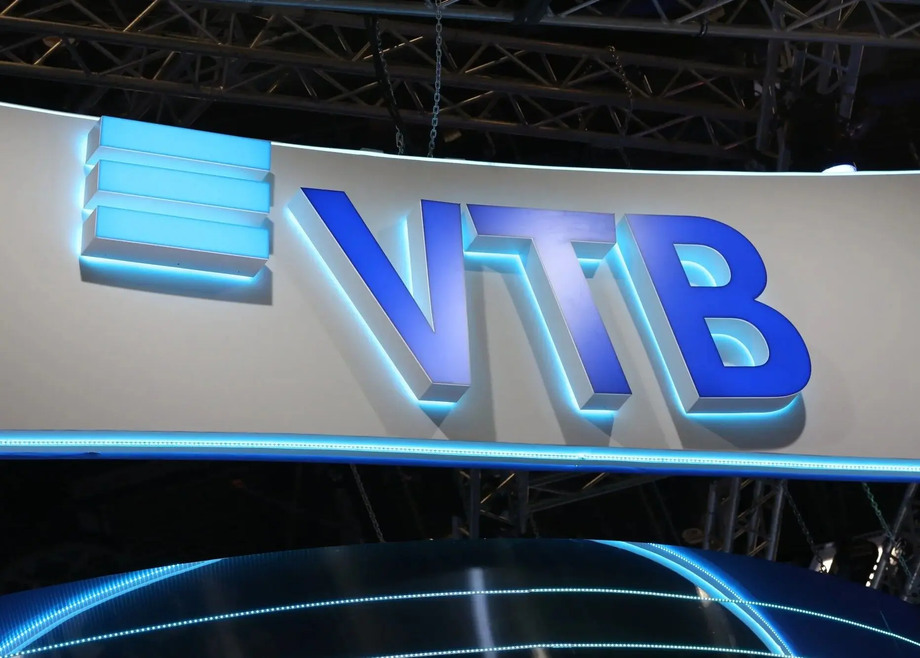 تحریم  بانک VTB روسی به دلیل ارتباط با ایران