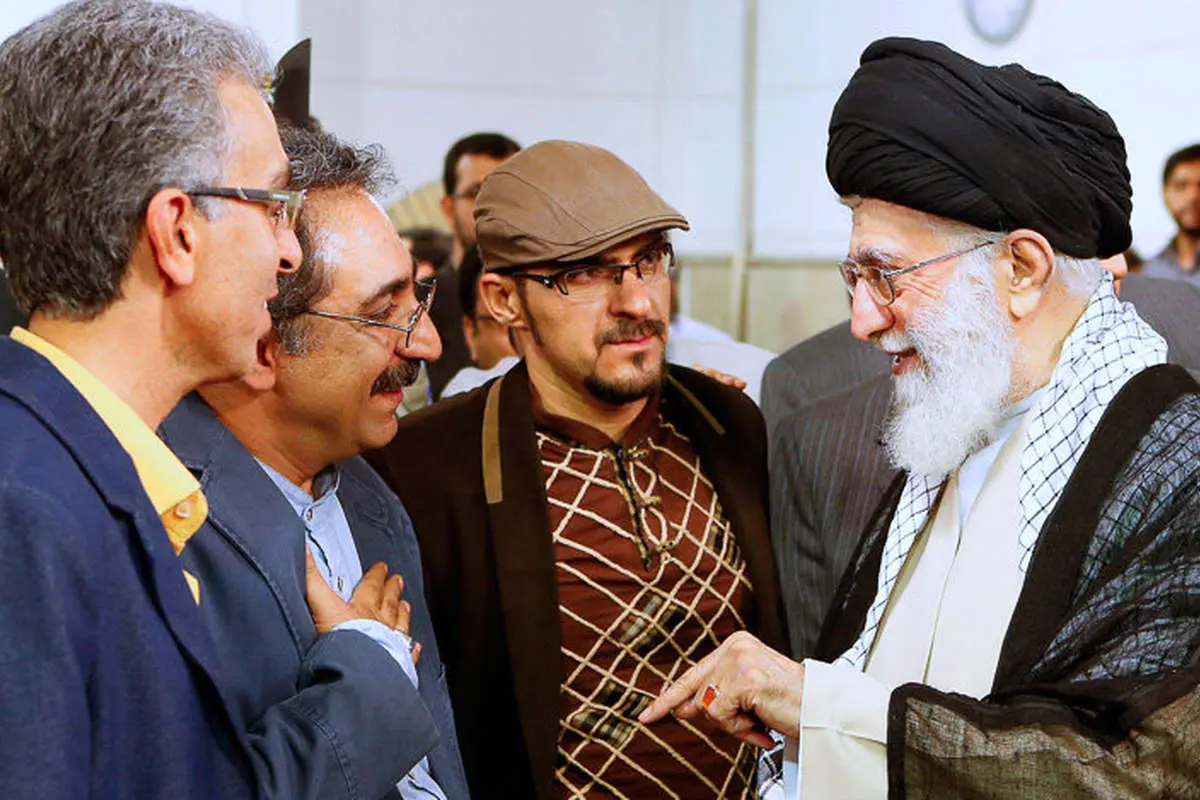 دیدار شاعران با مقام معظم رهبری، فریاد علیه بدحجابی، خاتمی در مراسم ختم، در حاشیه...