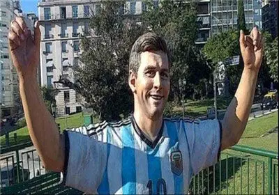 (تصویر) آشوبگران مجسمه مسی را تخریب کردند